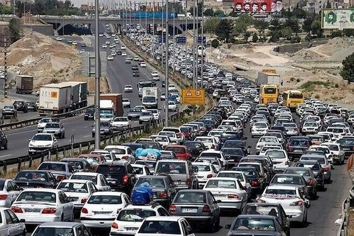 ترافیک سنگین درآزادراه قزوین – کرج – تهران همزمان با پایان تعطیلات عید