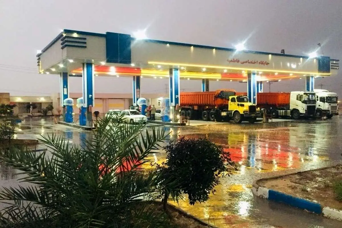 (ویدئو) آتشسوزی در جایگاه سوخت در جاده آبادان - بندر امام