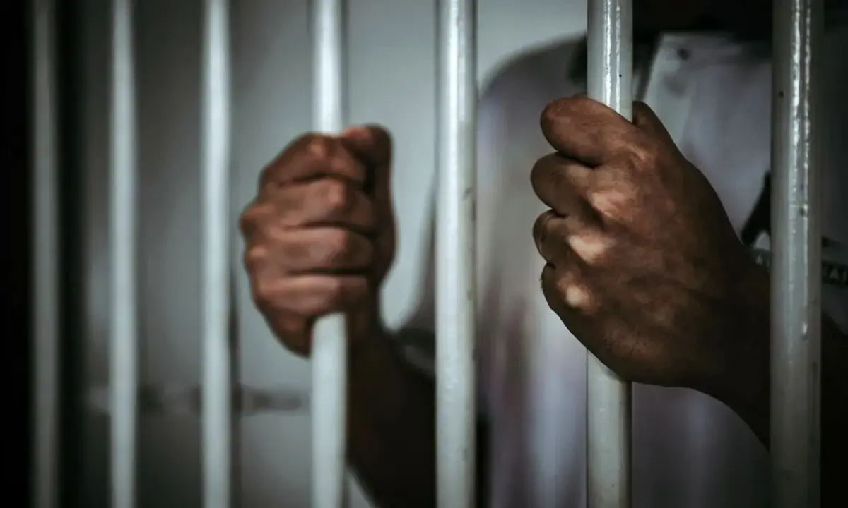 مرد عاشق در دام زن هوس‌باز و ولخرج