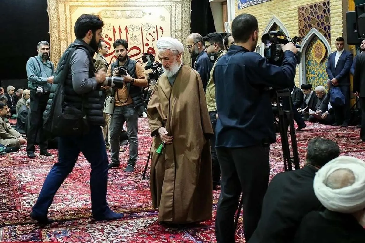 تصاویر؛ گریه کاظم صدیقی در مراسم تشییع پیکر قاضی نیری