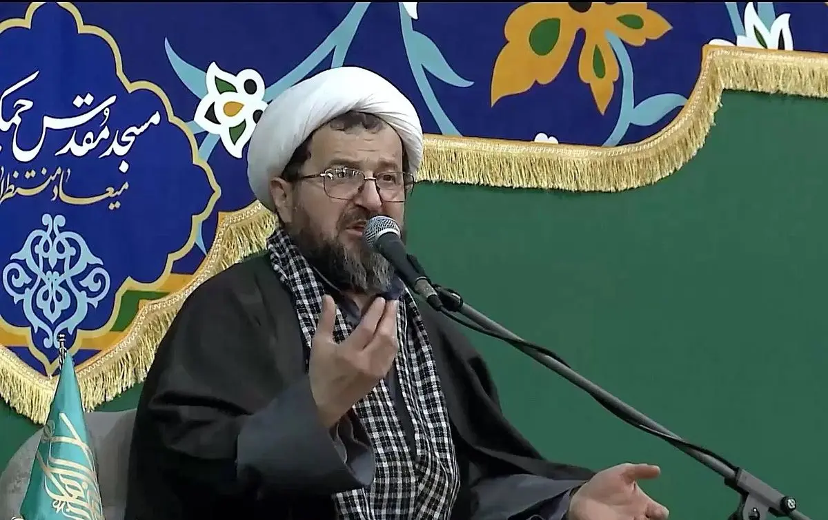 ببینید؛ درگیری لفظی فردی با یک روحانی روی آنتن زنده صداوسیما باعث قطع برنامه شد