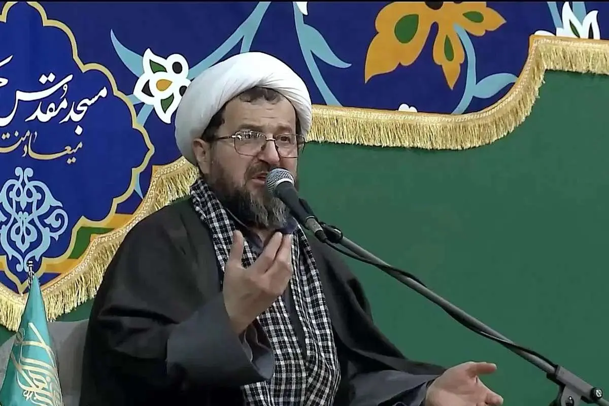 ببینید؛ درگیری لفظی فردی با یک روحانی روی آنتن زنده صداوسیما باعث قطع برنامه شد
