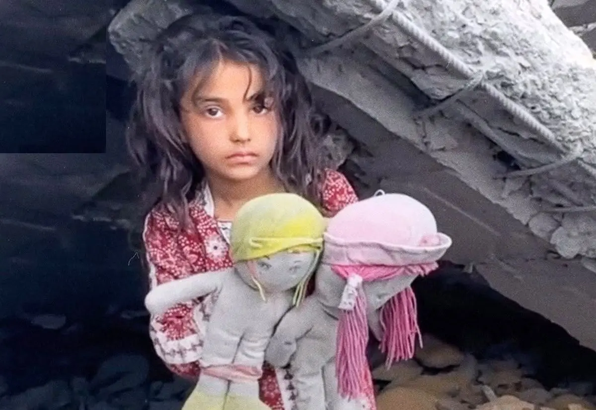 ببینید؛ دختربچه فلسطینی و عروسک‌های بجا مانده از دوستانش