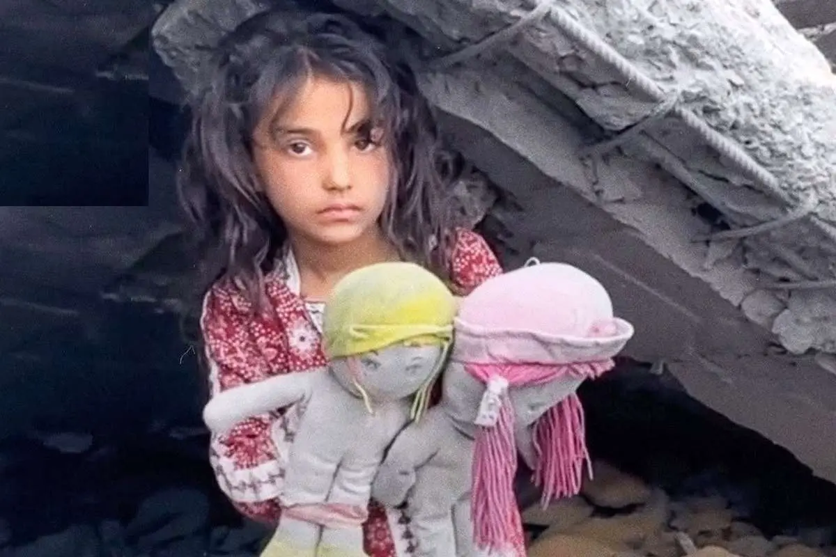 ببینید؛ دختربچه فلسطینی و عروسکهای بجا مانده از دوستانش