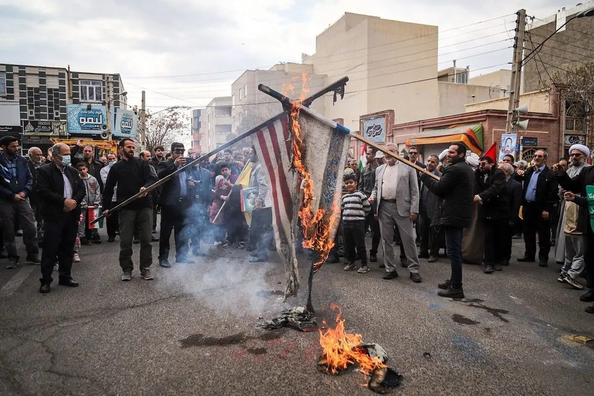 (تصاویر) آتش زدن پرچم آمریکا در راهپیمایی روز قدس