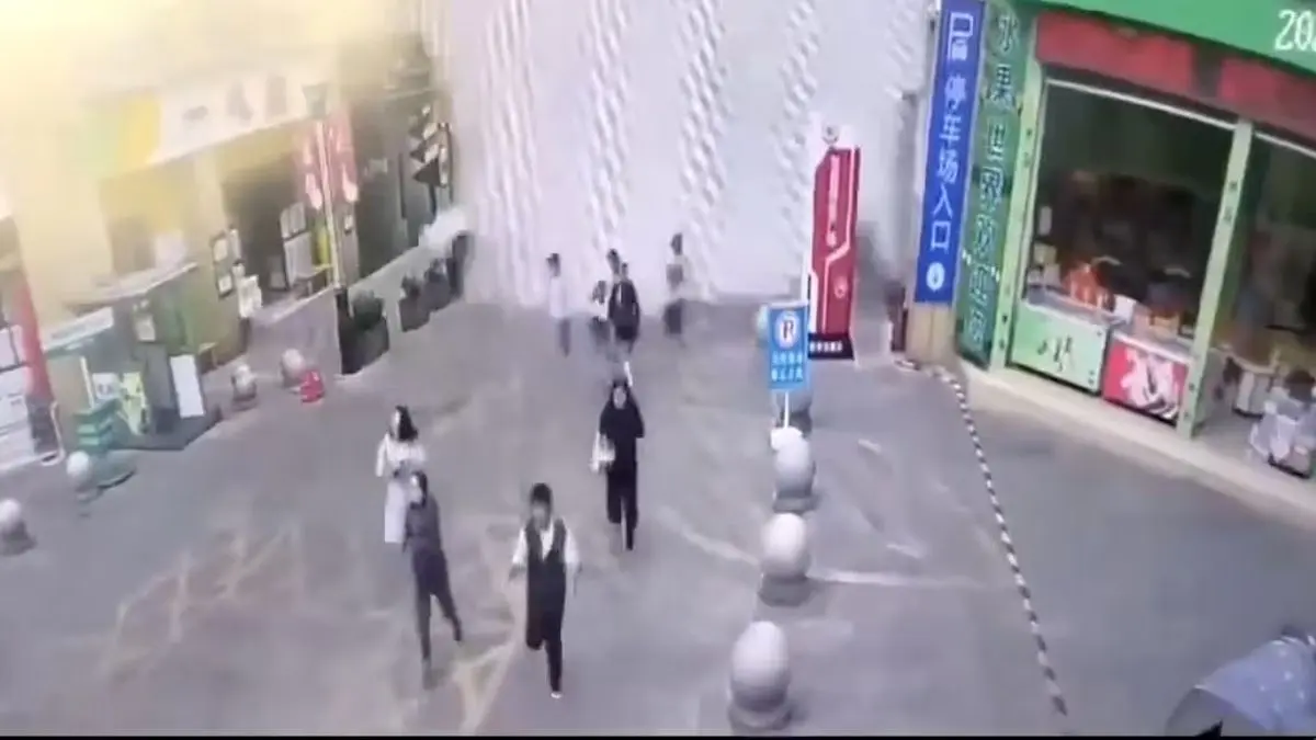(ویدئو) لحظه هولناک خالی شدن آب استخر بر سر عابران پیاده