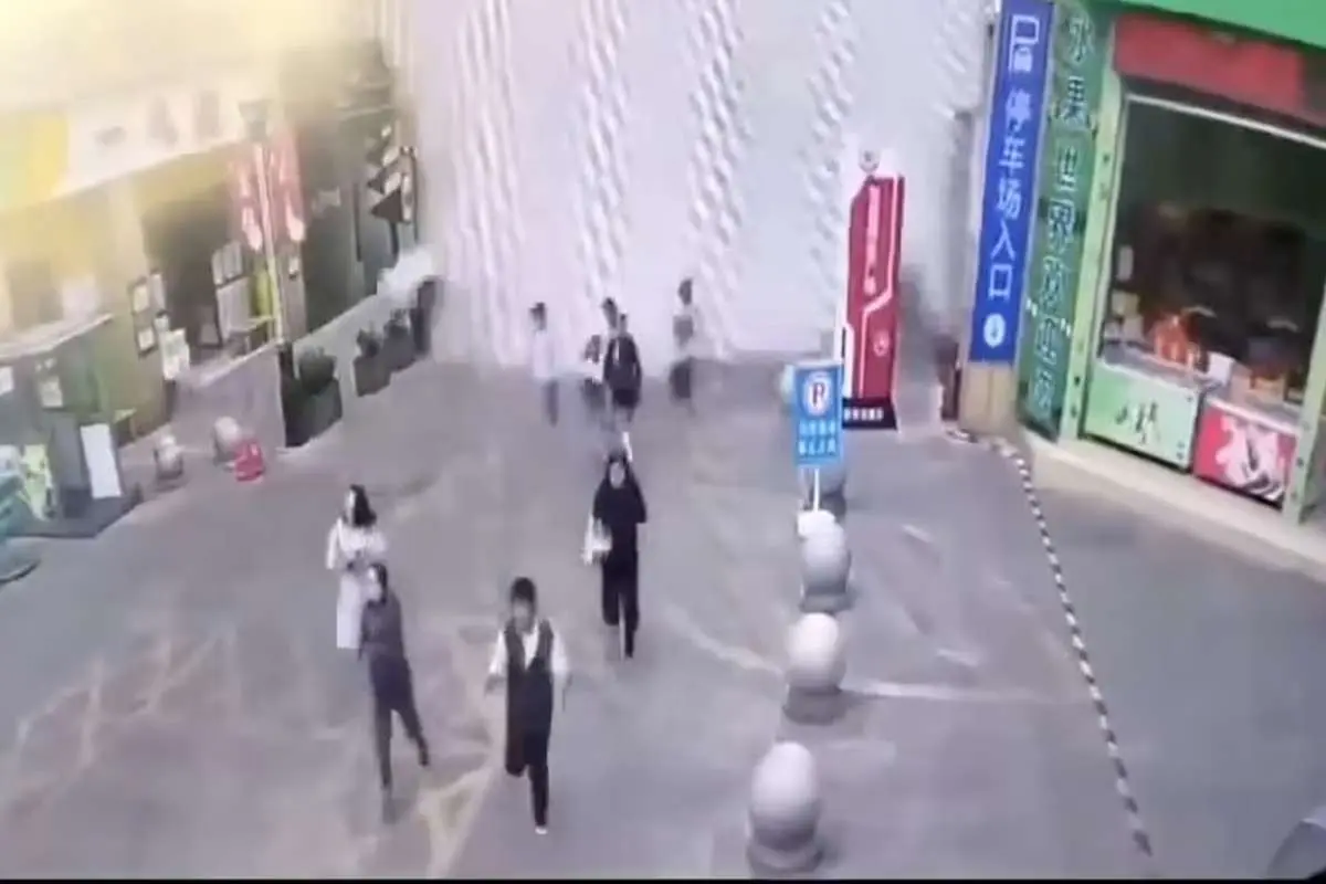 (ویدئو) لحظه هولناک خالی شدن آب استخر بر سر عابران پیاده