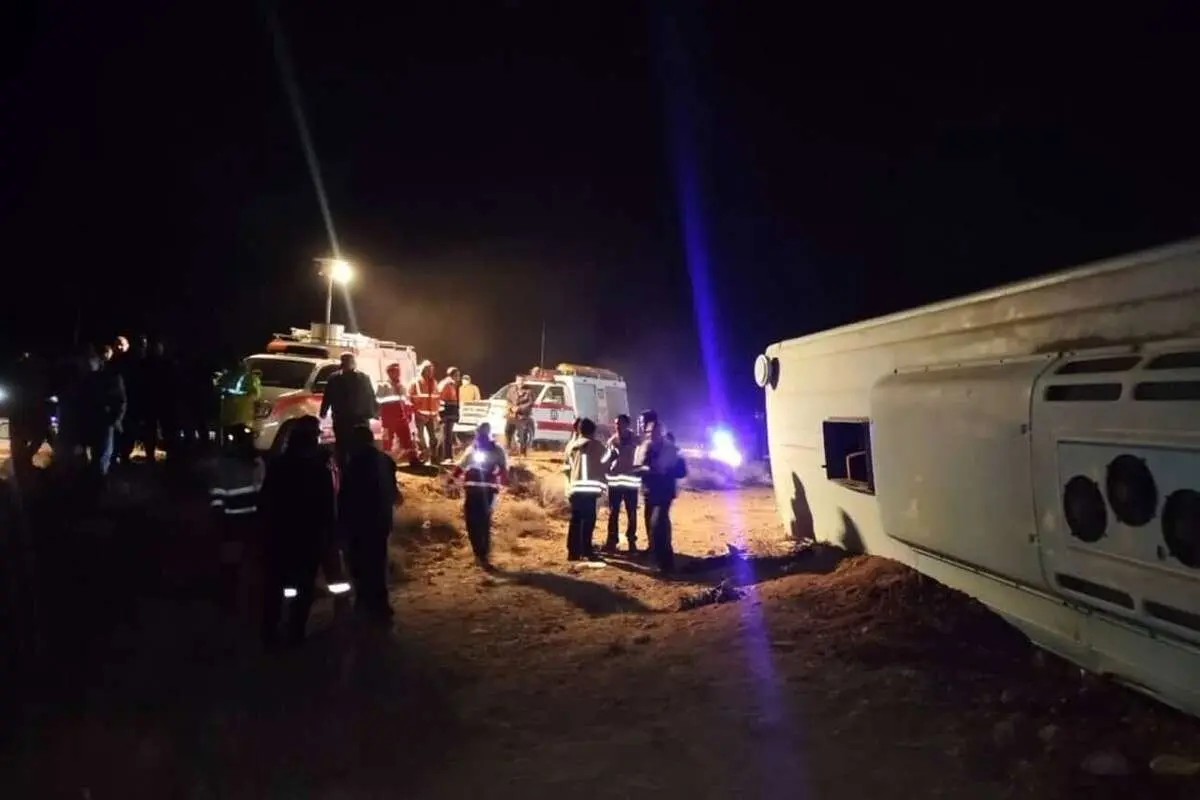آخرین جزئیات از حادثه واژگونی اتوبوس در کرمان؛ ۸ نفر از جانباختگان زن هستند