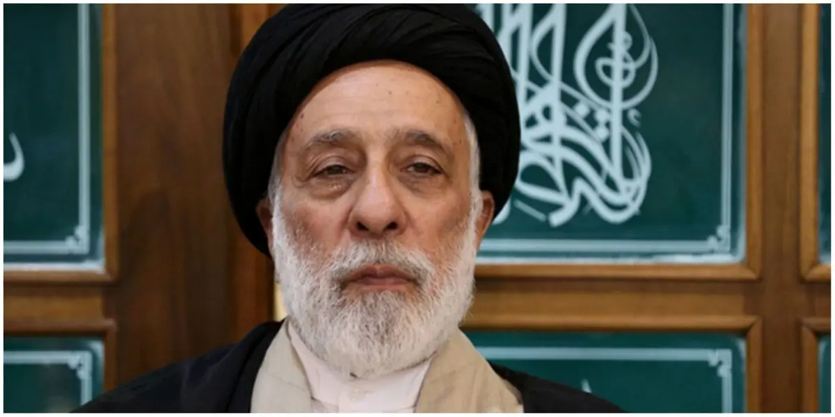 عکسی از سیدهادی خامنه‌ای در منزل مهدی کروبی بعد از رفع حصر