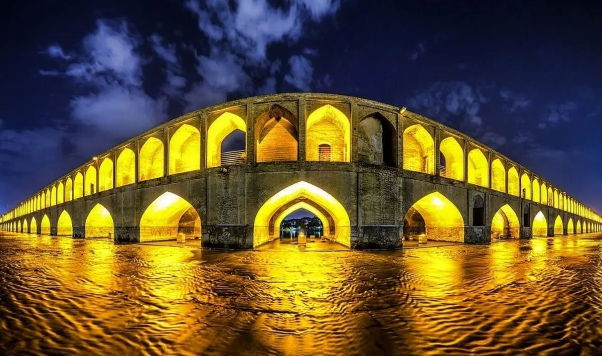 ببینید؛ نوشتن یادگاری روی بنای تاریخی سی‌وسه‌ پل اصفهان