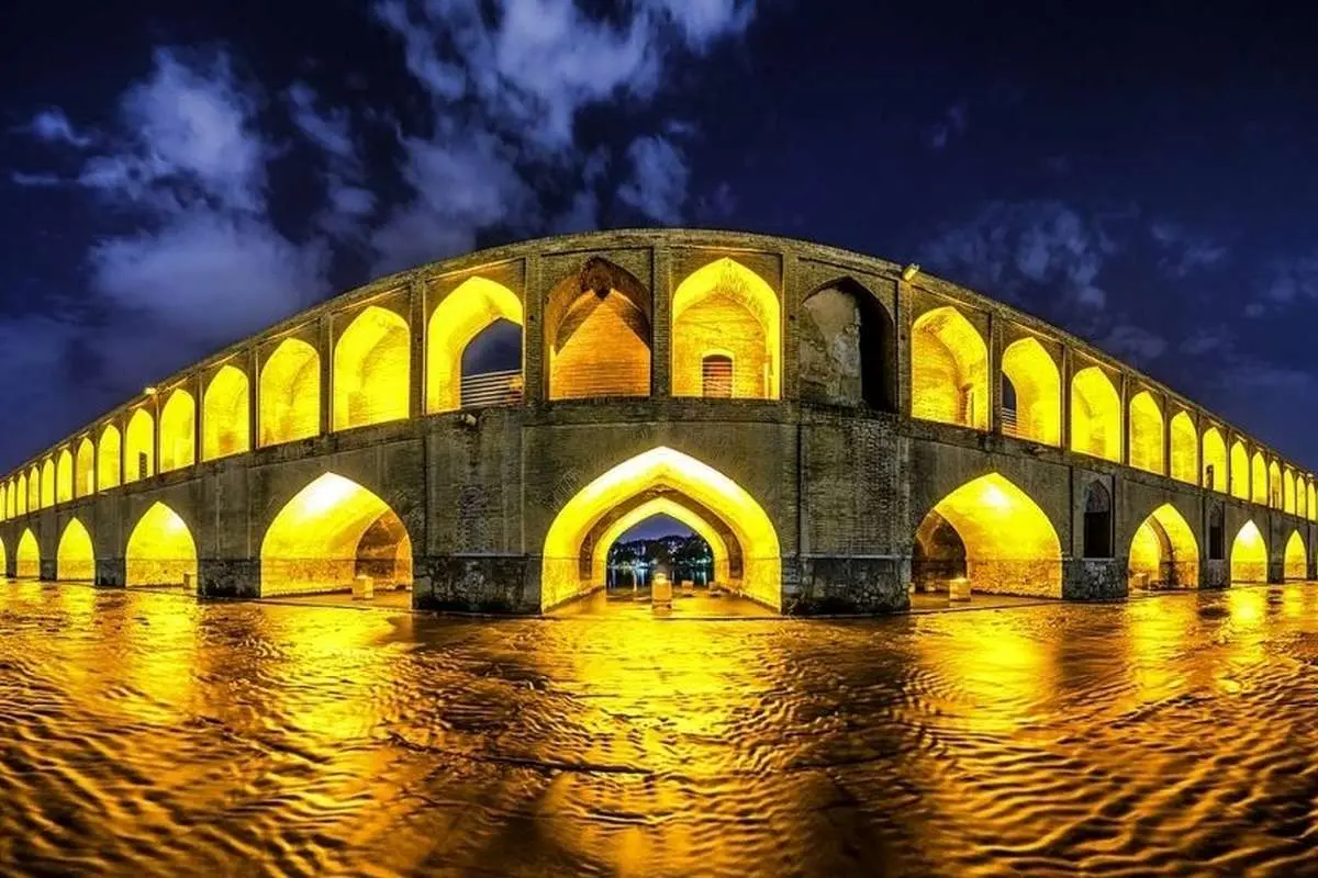 ببینید؛ نوشتن یادگاری روی بنای تاریخی سیوسه پل اصفهان