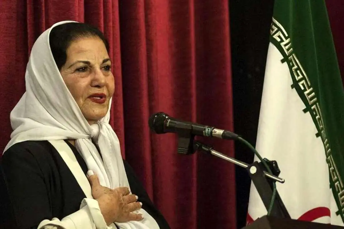 تصویر؛ پوری بنایی در کنار اسب محبوباش در دهه ۵۰