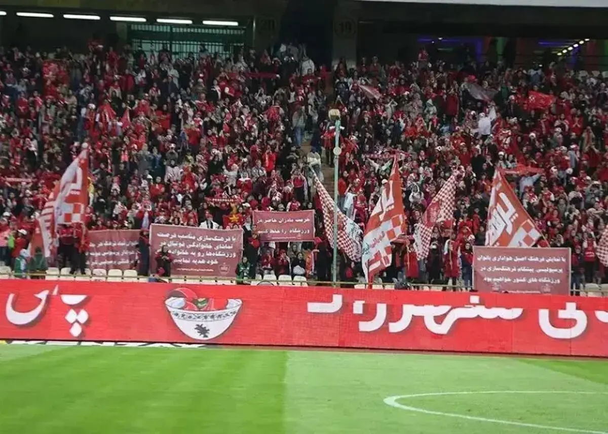 تصاویر؛ شعارهای زیبای بانوان هوادار پرسپولیس مقابل استقلال خوزستان