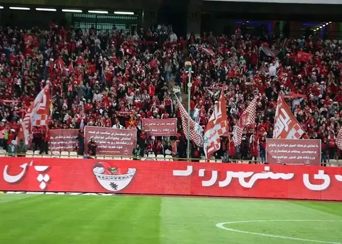 تصاویر؛ شعارهای زیبای بانوان هوادار پرسپولیس مقابل استقلال خوزستان
