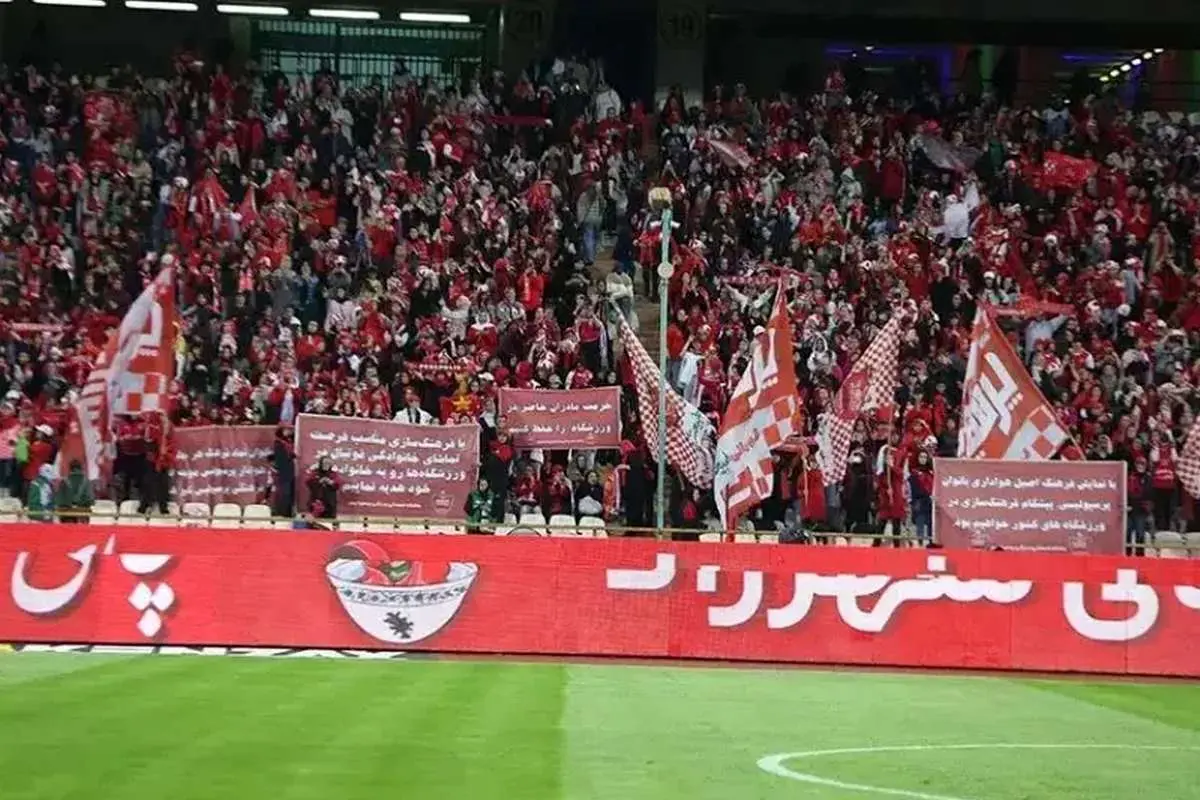 تصاویر؛ شعارهای زیبای بانوان هوادار پرسپولیس مقابل استقلال خوزستان