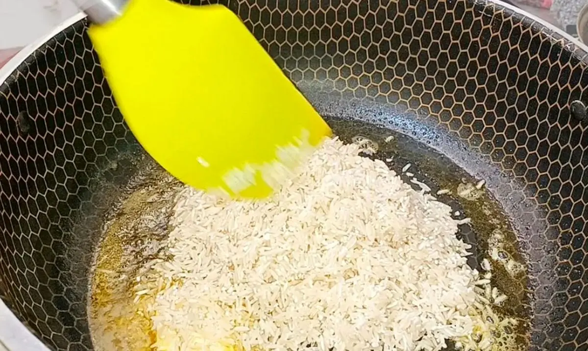 ببینید؛ طرز پخت یک غذای متفاوت با برنج و پیازچه