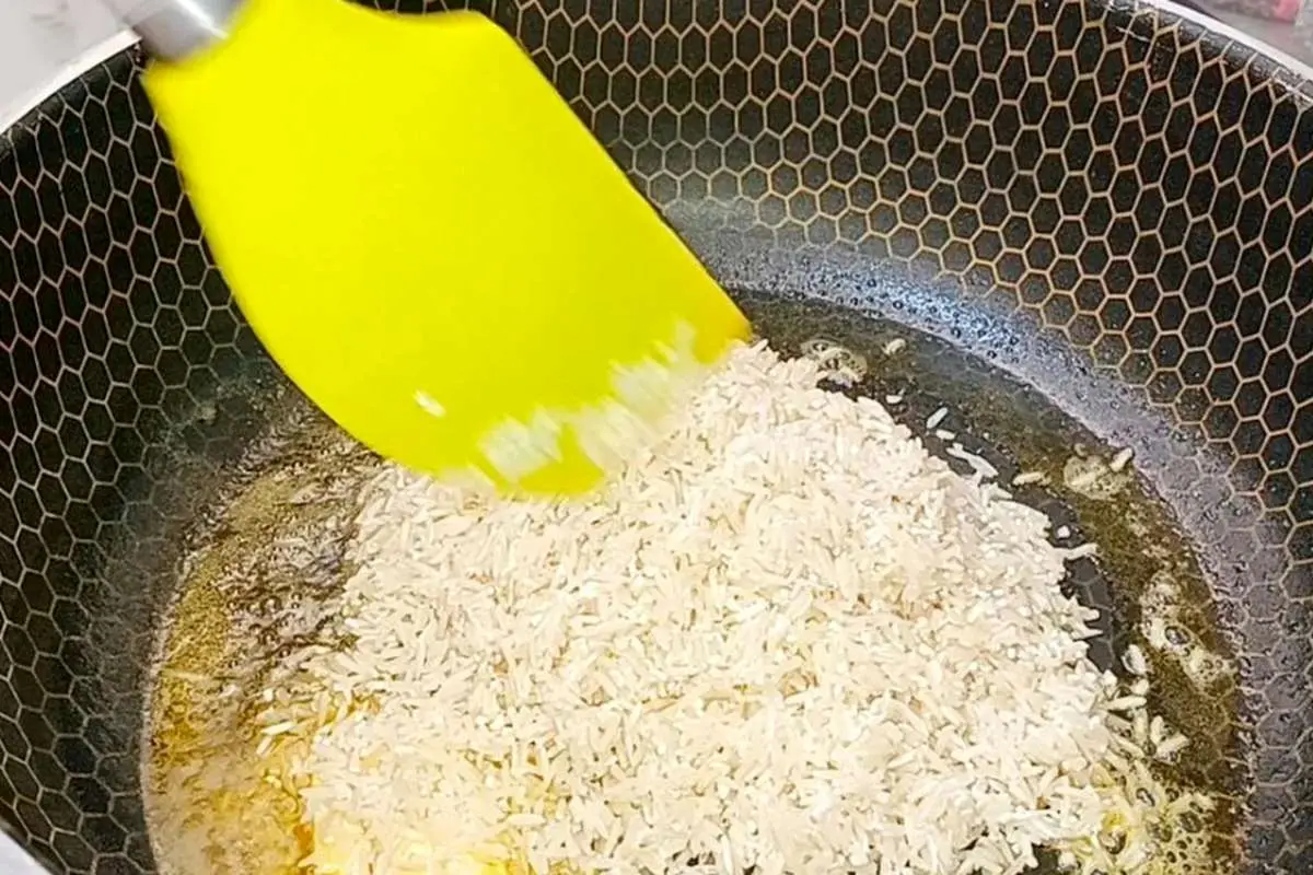 ببینید؛ طرز پخت یک غذای متفاوت با برنج و پیازچه