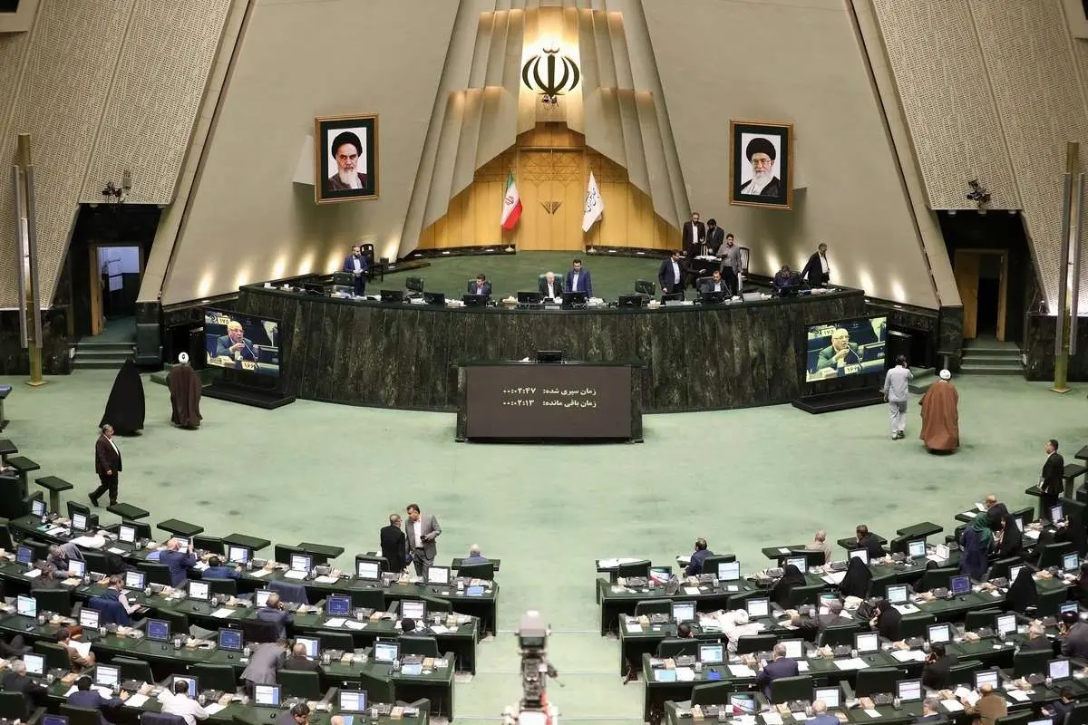عکسی از اینستاگرام گردی آقای نماینده مجلس؛ تست قند خون در صحن علنی مجلس!
