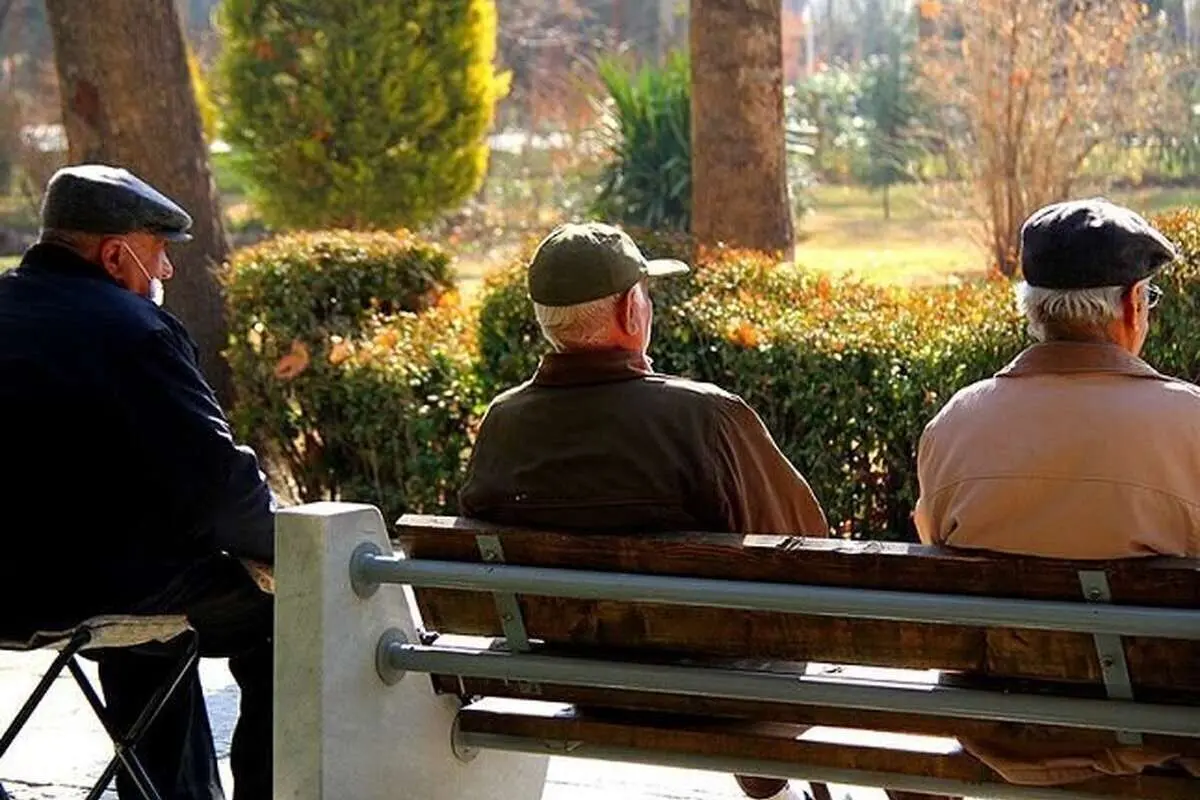 افزایش ۱۰۰ هزار تومانیِ حکمت کارت بازنشستگان بعد از یک سال؛ پول یک روغن هم نمی‌شود!