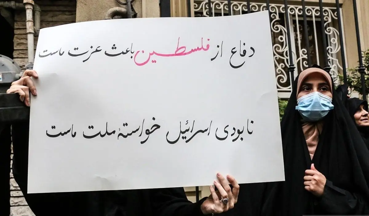 تصاویر؛ دست‌نوشته‌های تجمع کنندگان مقابل سفارت مجارستان در تهران