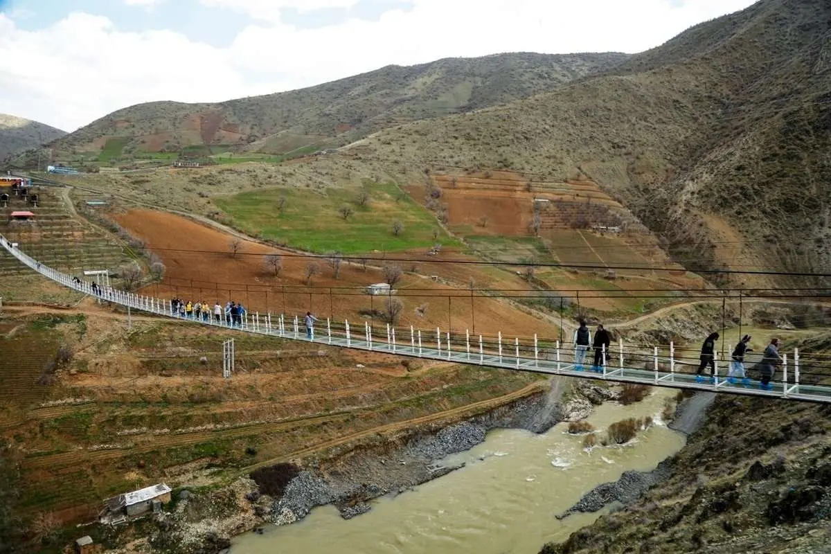 ببینید؛ طولانیترین پل شیشهای معلقِ ایران در کردستان