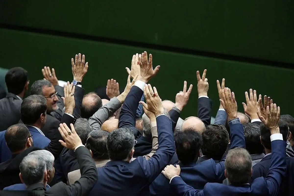روزنامه اصولگرا: مراقب جریانهای مشکوکی که لباس انقلابیگری پوشیدهاند، باشید