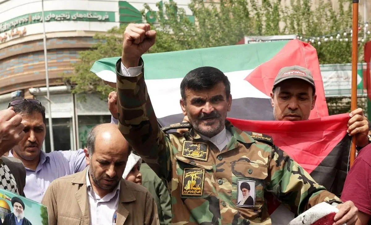 عکس؛ بسیجی معروف پرچم آمریکا را در تهران آتش زد