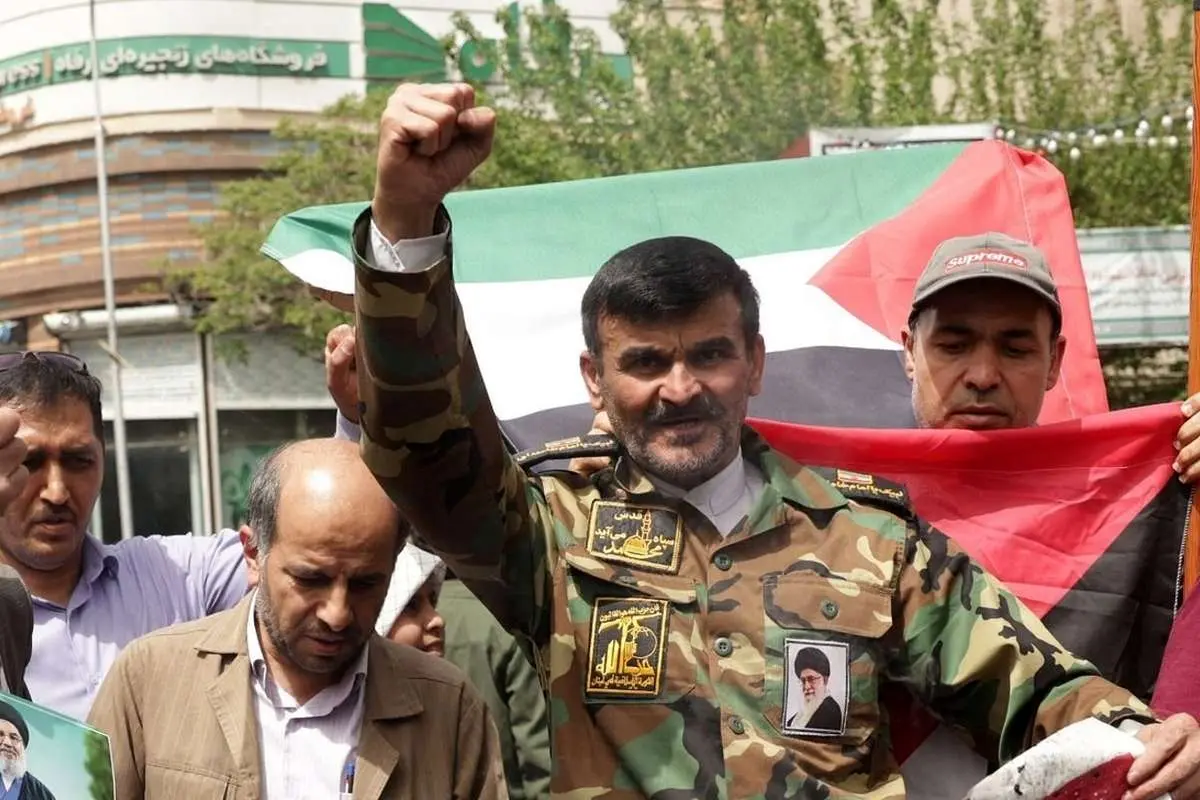 عکس؛ بسیجی معروف پرچم آمریکا را در تهران آتش زد