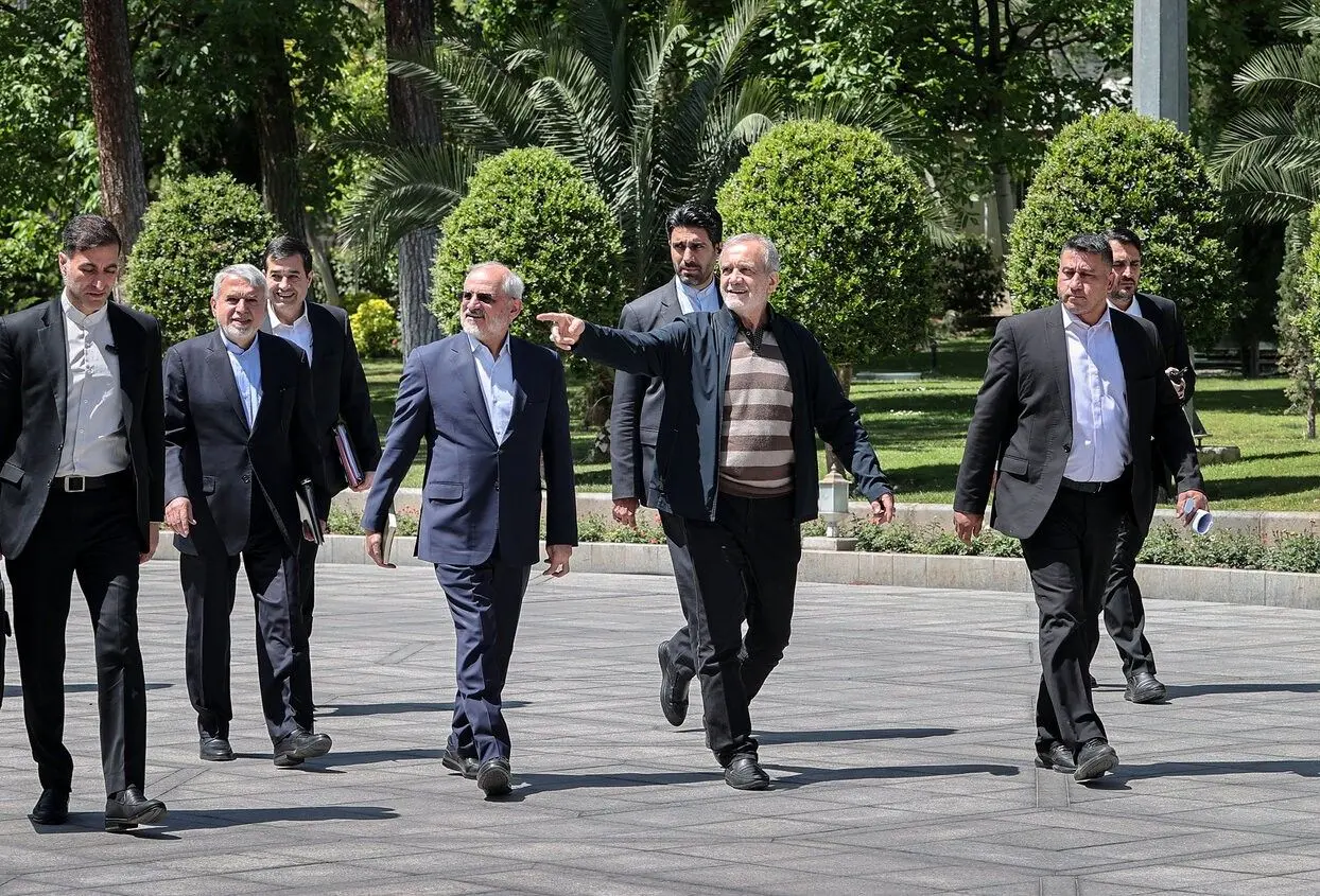 دولت نیروی دوشغله دارد؟!