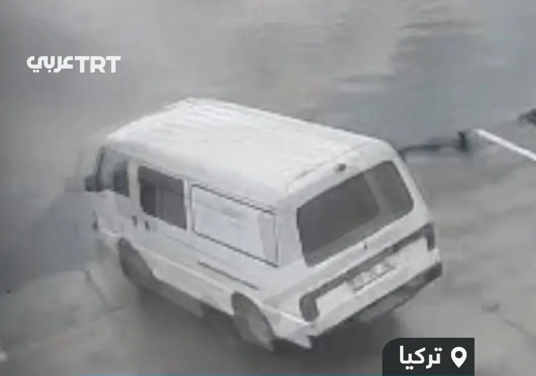 لحظه سقوط یک ون در دریا