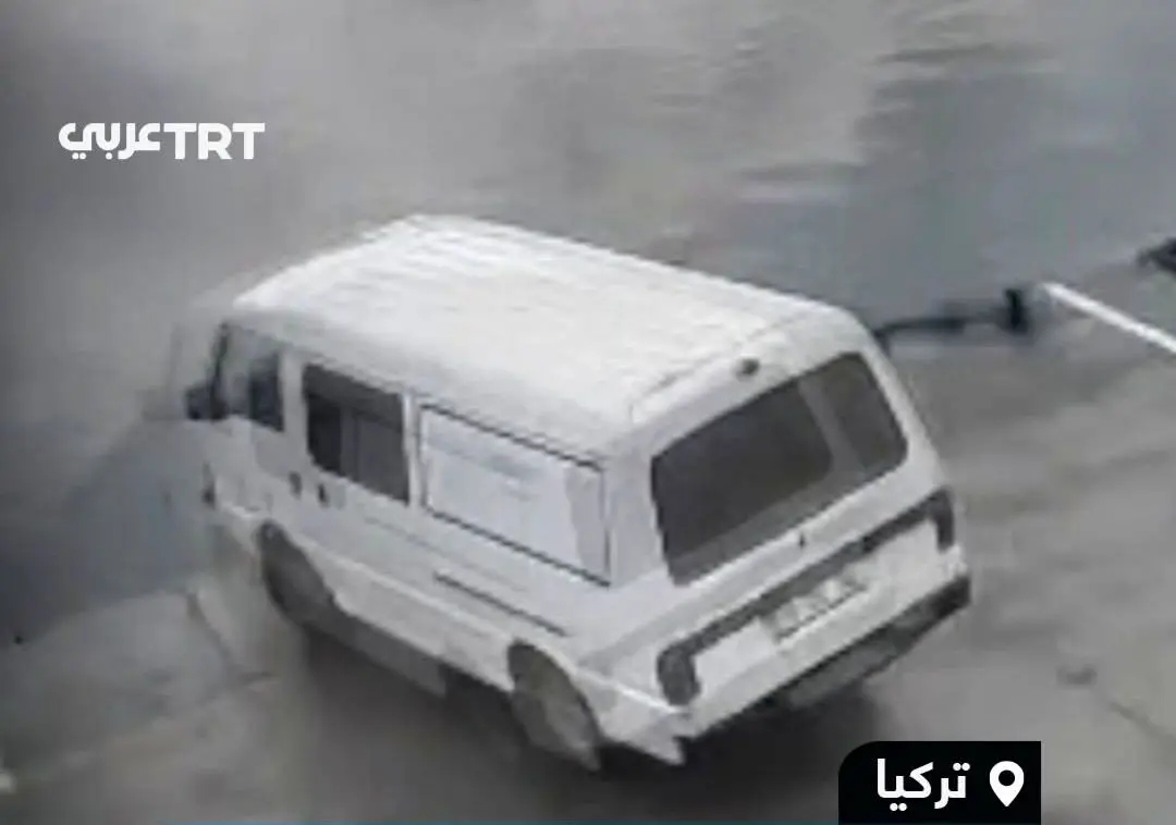 لحظه سقوط یک ون در دریا