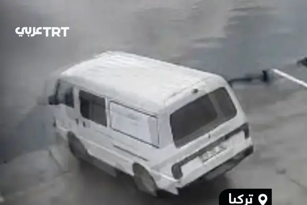 لحظه سقوط یک ون در دریا