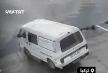 لحظه سقوط یک ون در دریا