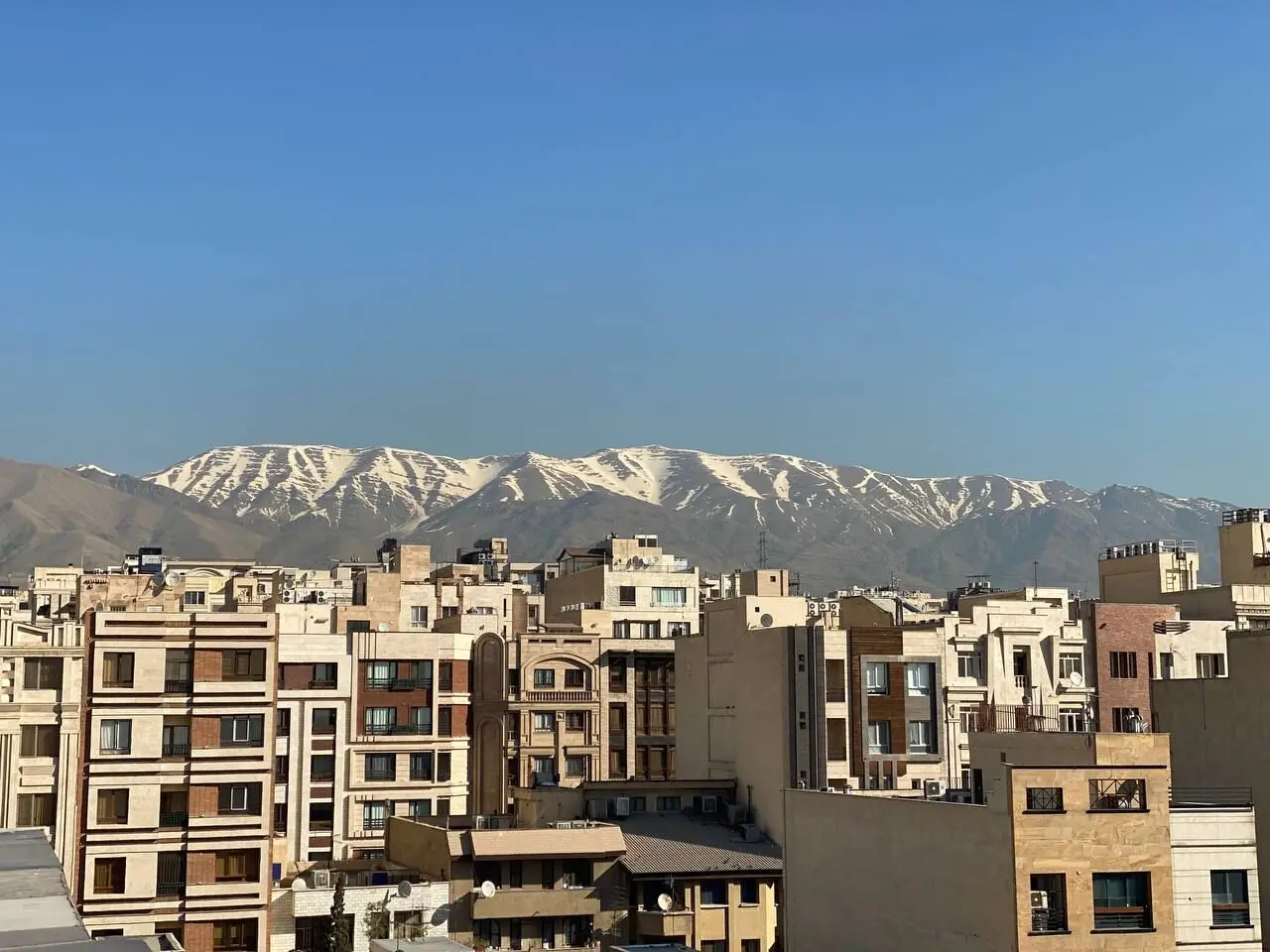 شاخص آلودگی هوای تهران امروز جمعه ۵ تیر/کدام مناطق ناسالم هستند؟