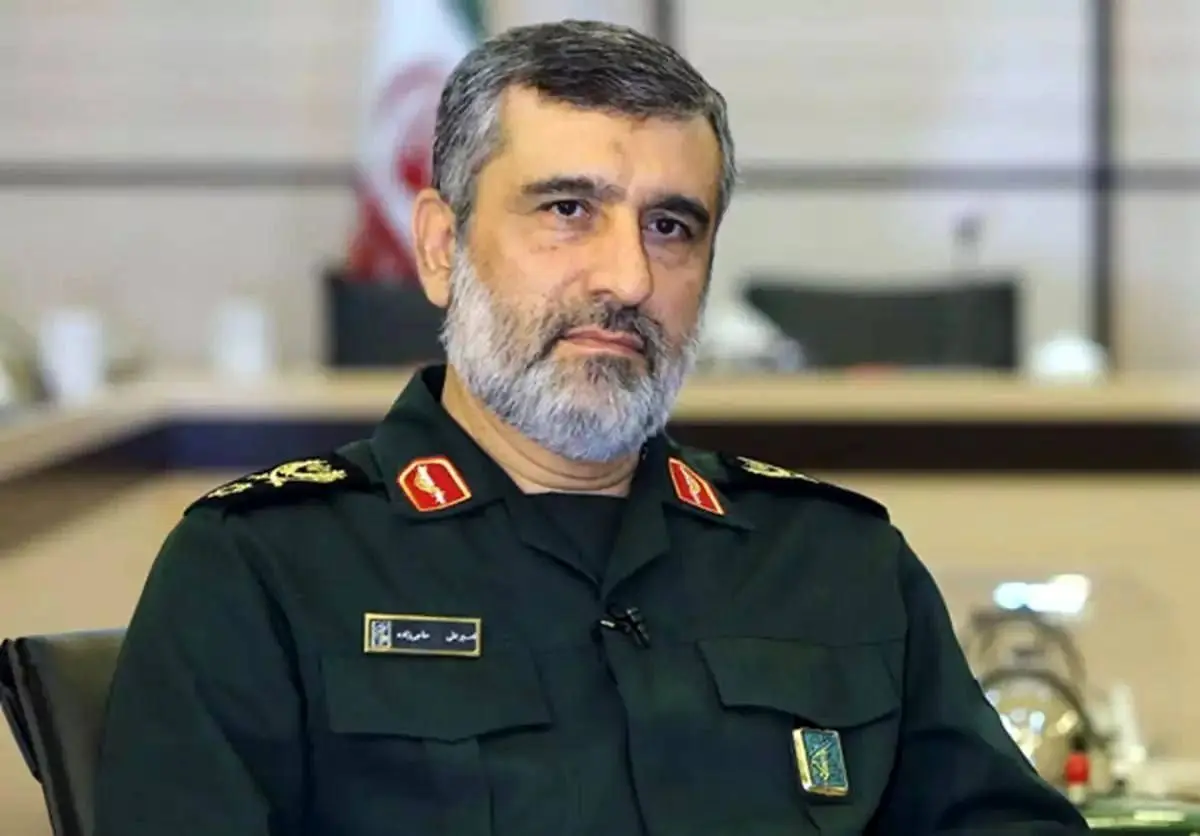 قرائت وصیتنامه شهید حاجی زاده در یک مراسم
