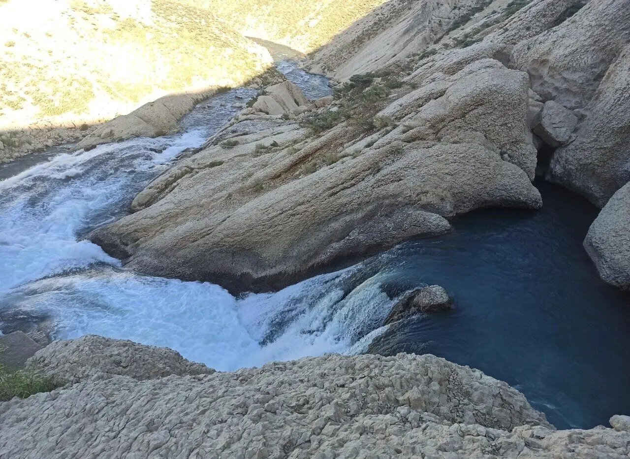 عظمت سرچشمه کوهرنگ / سرعت باورنکردنی آب از دل کوه
