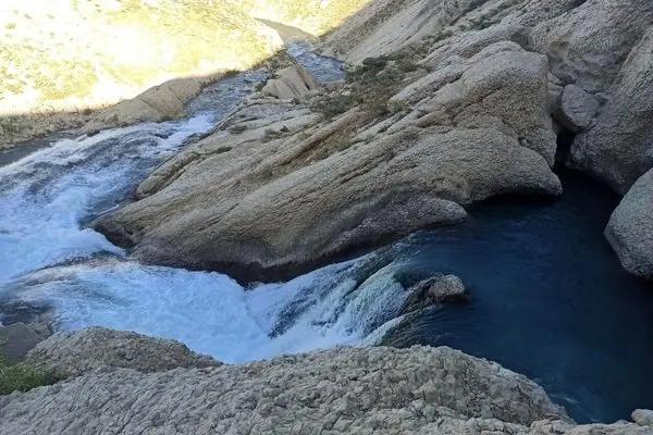 عظمت سرچشمه کوهرنگ / سرعت باورنکردنی آب از دل کوه