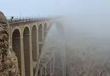 لحظه عبور قطار از دل مه غلیظ روی پل ورسک