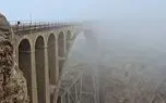 لحظه عبور قطار از دل مه غلیظ روی پل ورسک