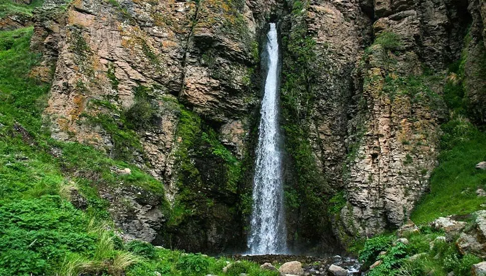 تصاویر هوایی از آبشاری در دل کوهستان‌های مشگین‌شهر