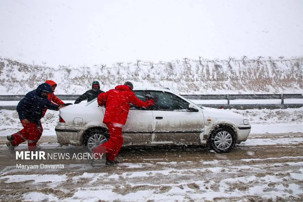 تصاویر؛ گیر کردن خودروها در گردنه برفی امین‌الله بجنورد 12