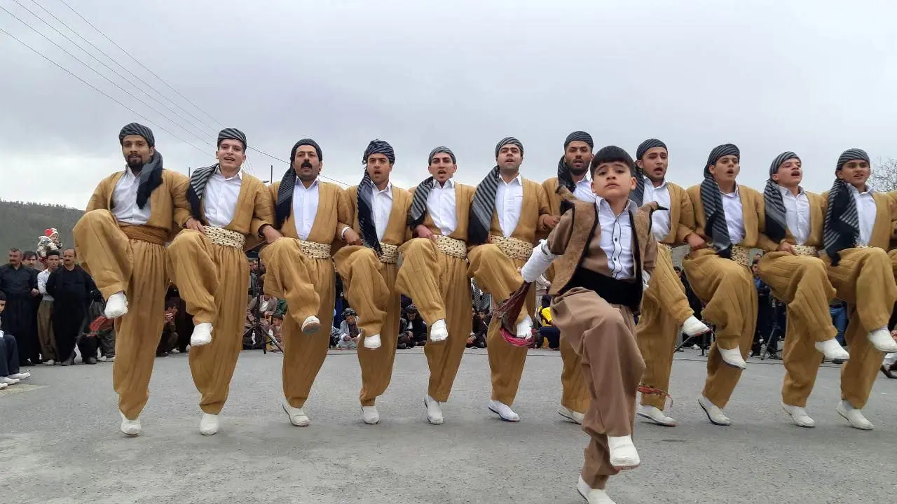 ببینید | واکنش یک ربات به آهنگ کُردی در شهر مادرید