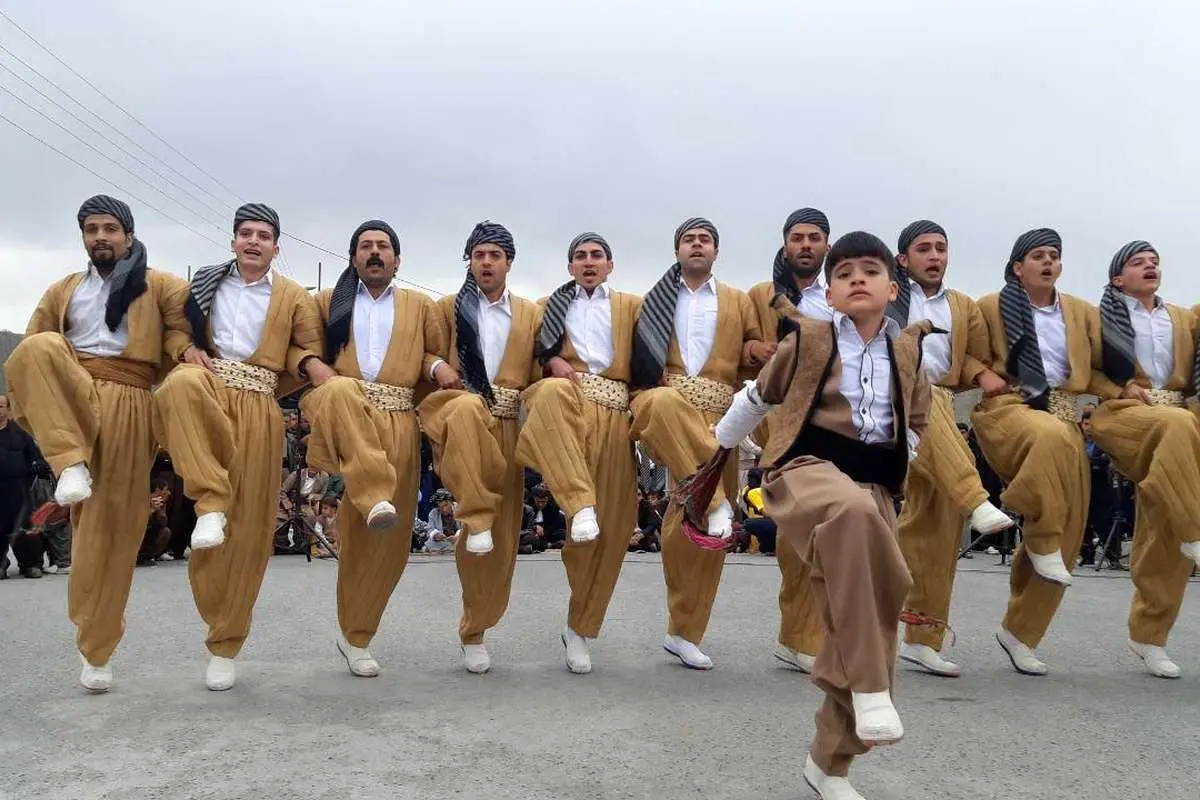 ببینید | واکنش یک ربات به آهنگ کُردی در شهر مادرید
