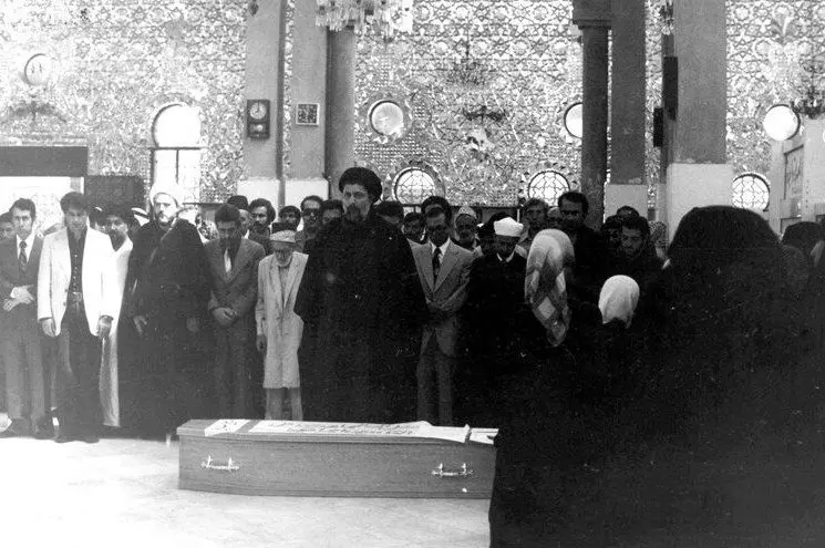 یک عکس یک روایت: مراسم نماز بر پیکر دکتر شریعتی توسط امام موسی صدر