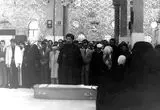 یک عکس یک روایت: مراسم نماز بر پیکر دکتر شریعتی توسط امام موسی صدر
