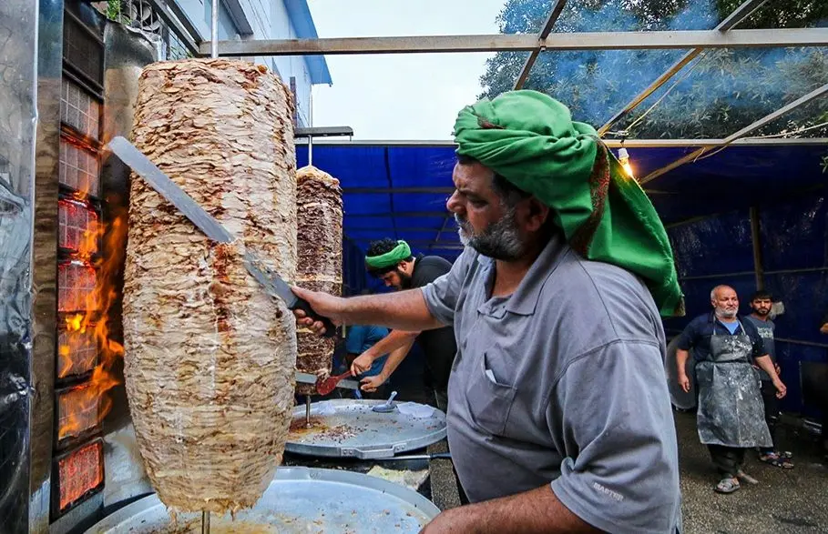 ببینید؛ کباب کردن مرغ به شکل چرخ‌وفلک در پیاده‌روی اربعین 