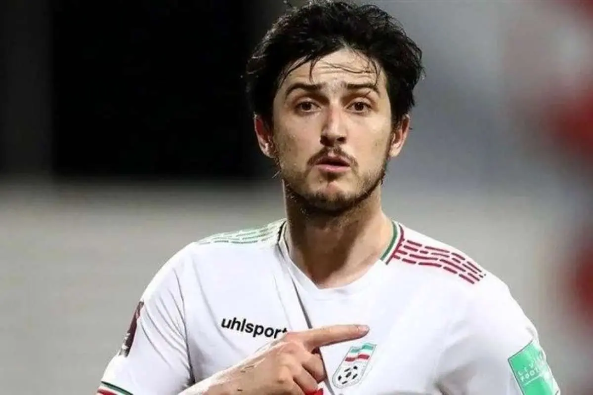 تصویر؛ سردار آزمون با دو عصا زیر بغل تماشاچی ویژه بازی تیمملی