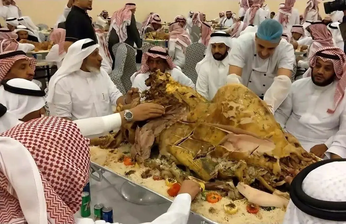 (ویدئو) سرو و برش زدن شترهای بریانی در یک مراسم عروسی عربی