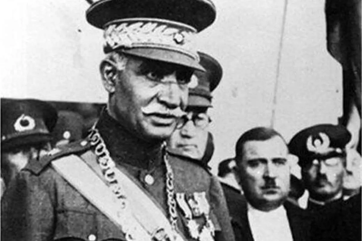 عکس کمتر دیده شده از پایین کشیدن مجسمه رضا شاه در مرداد ۱۳۳۲