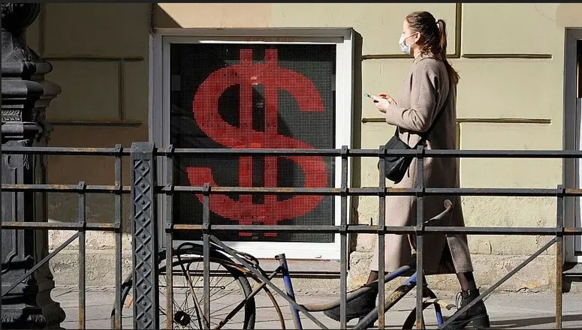 روس‌ها کمربندها را سفت‌تر می‌بندند؛ ادامه سقوط روبل و افزایش قیمت‌ها